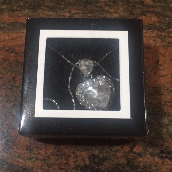 💕Restocked💕 Rhinestone Heart Necklace - Picture 4 of 5